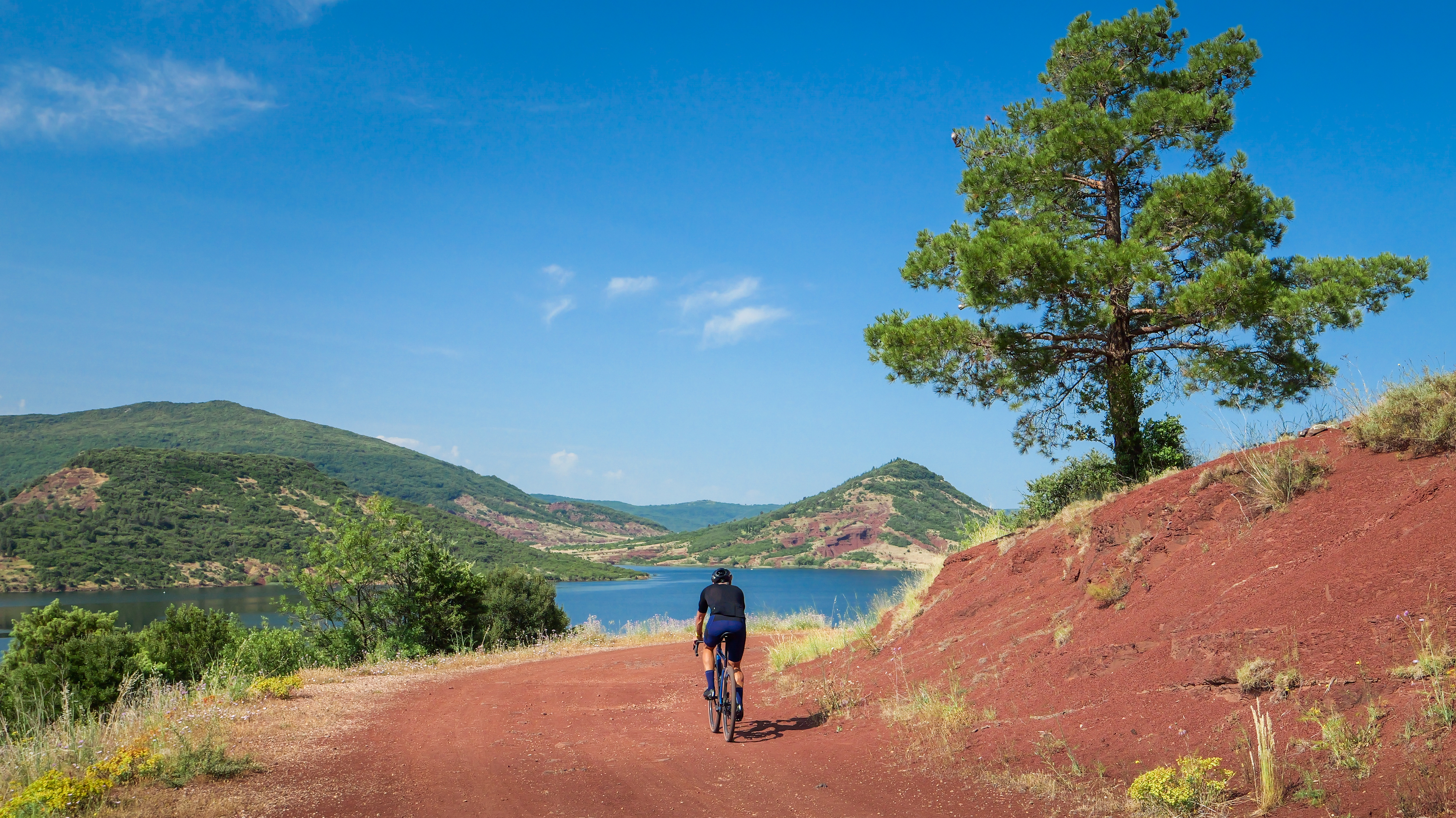 Cycliste sur une piste du Lac du Salagou