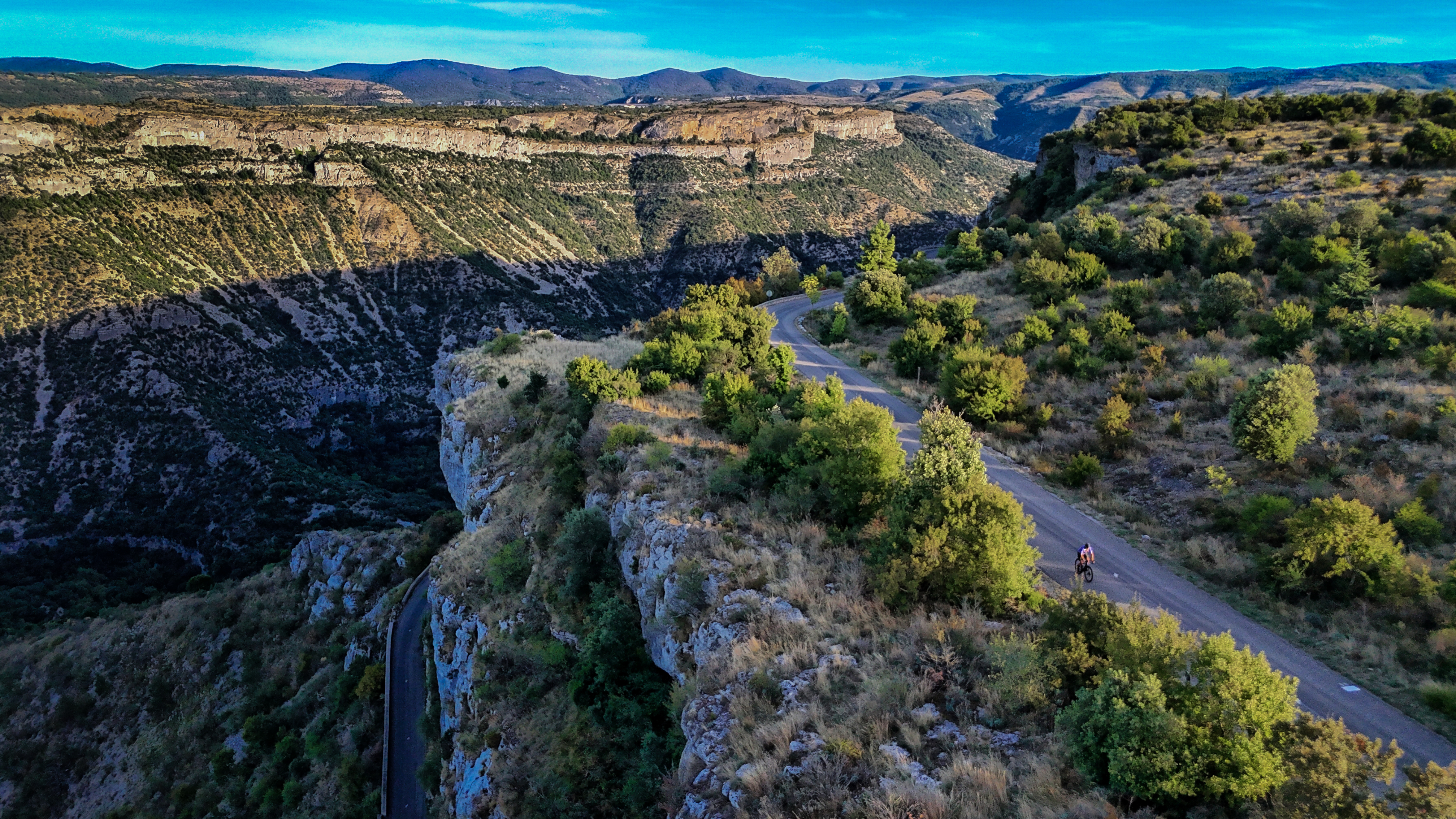 Cycliste gravel aux abords du Cirque de Navacelles
